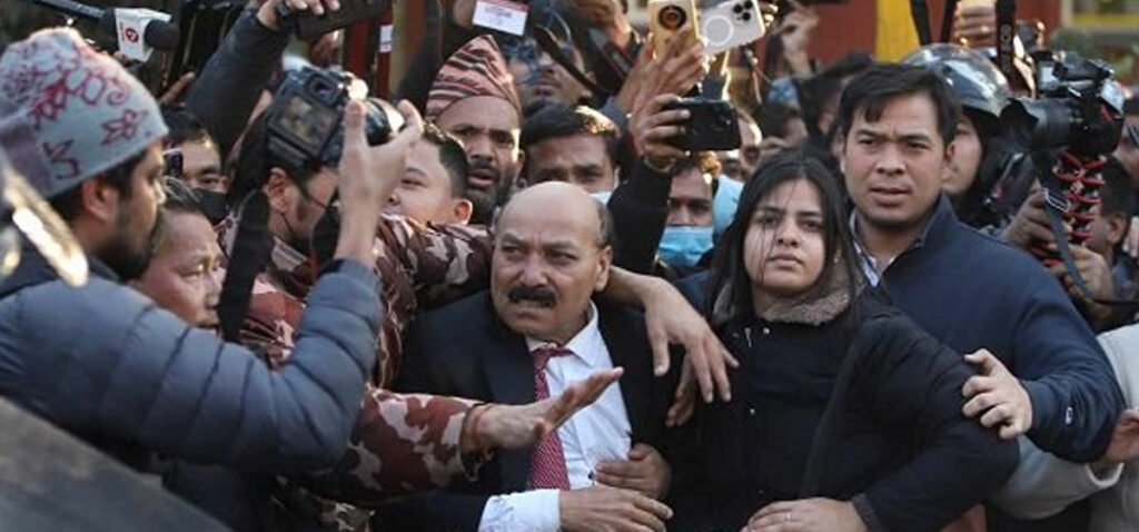 दिनेश त्रिपाठीलाई भीडले घेरेको दृश्य